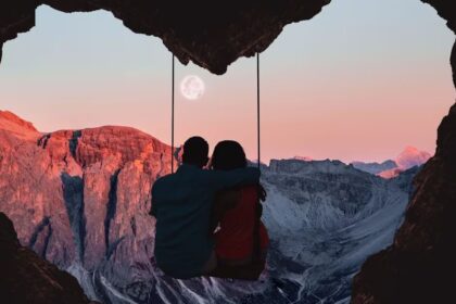 ζευγάρι σε δύσκολο περίπατο στα βουνά