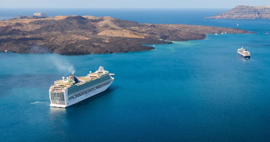 Κρουαζιερόπλοιο στο λιμάνι υπερτουρισμού Ευρώπης