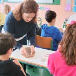 Μαθητές δημιουργούν πήλινα ειδώλια Νεολιθική εποχή
