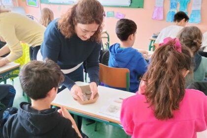 Μαθητές δημιουργούν πήλινα ειδώλια Νεολιθική εποχή