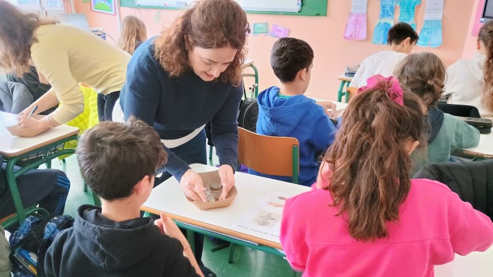 Μαθητές δημιουργούν πήλινα ειδώλια Νεολιθική εποχή