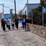 Μαθητές Πύργου παρέλαση μαύρες κορδέλες Ασημάκης