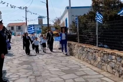 Μαθητές Πύργου παρέλαση μαύρες κορδέλες Ασημάκης