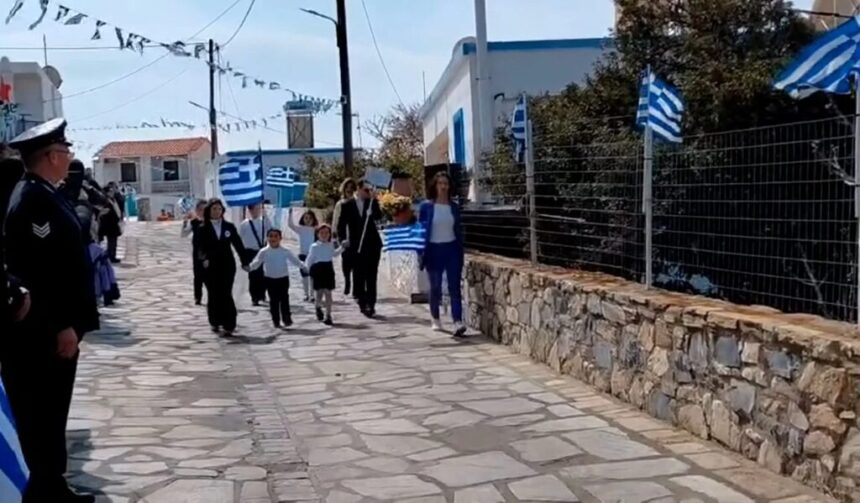 Μαθητές Πύργου παρέλαση μαύρες κορδέλες Ασημάκης