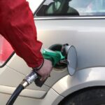 Σημάδι κόκκινο με ΦΠΑ καυσίμων αύξηση