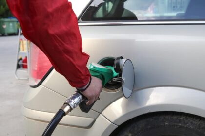 Σημάδι κόκκινο με ΦΠΑ καυσίμων αύξηση