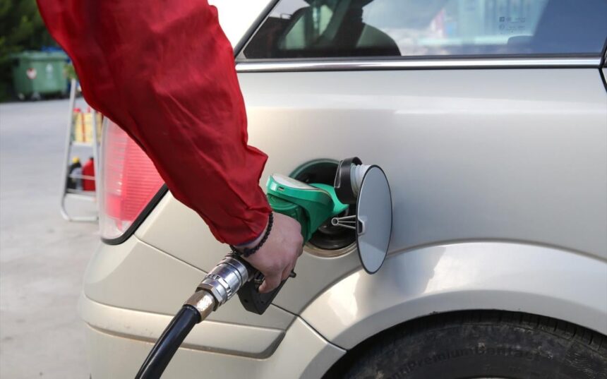 Σημάδι κόκκινο με ΦΠΑ καυσίμων αύξηση