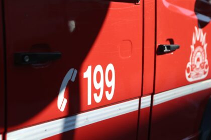 Πυροσβέστες επιχειρούν κατάσβεση φωτιάς στη ΠΑΘΕ Θεσσαλονίκης