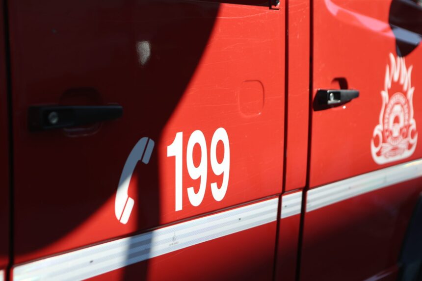 Πυροσβέστες επιχειρούν κατάσβεση φωτιάς στη ΠΑΘΕ Θεσσαλονίκης