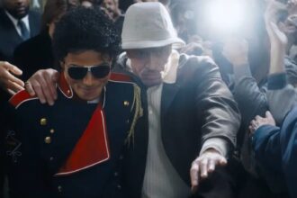 γυναίκα με bixie κούρεμα κοντά μαλλιά