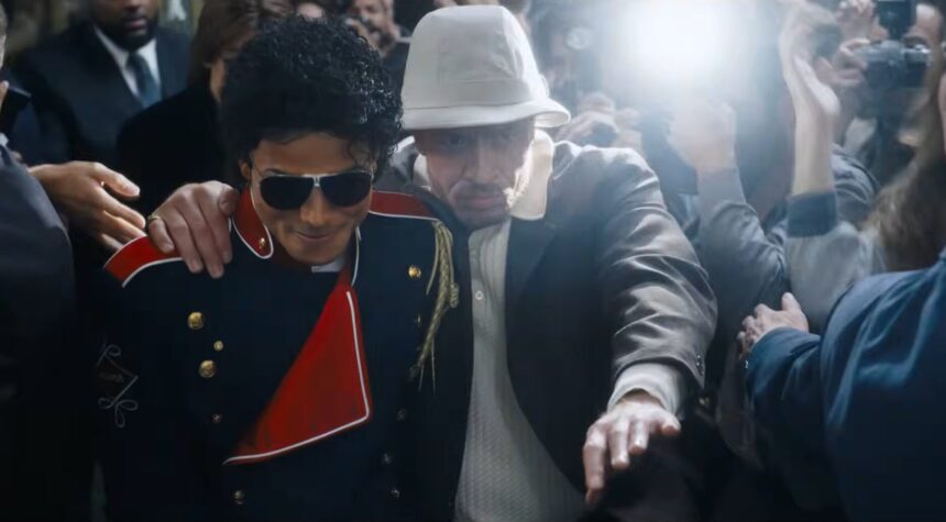 γυναίκα με bixie κούρεμα κοντά μαλλιά