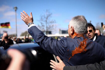 Ρεζά Παχλαβί στο Βερολίνο με κόκκινη μπογιά