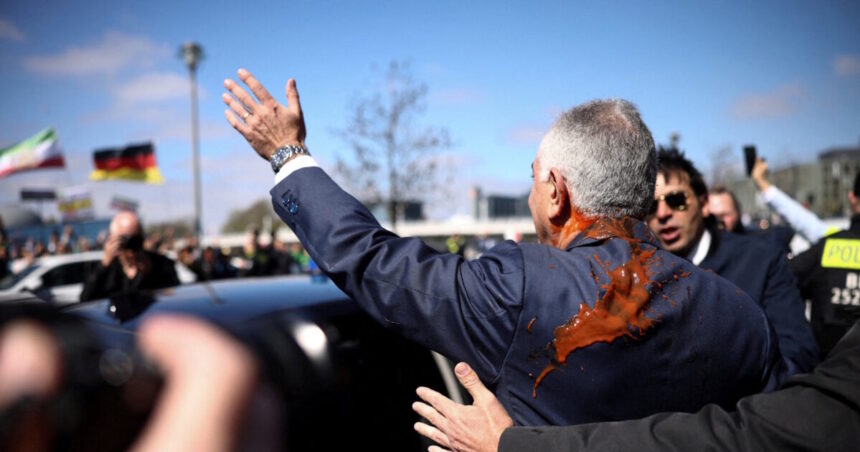 Ρεζά Παχλαβί στο Βερολίνο με κόκκινη μπογιά