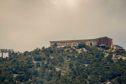 Φωτιά στην Πάρνηθα στο Μαυροβούνι με αεροσκάφη