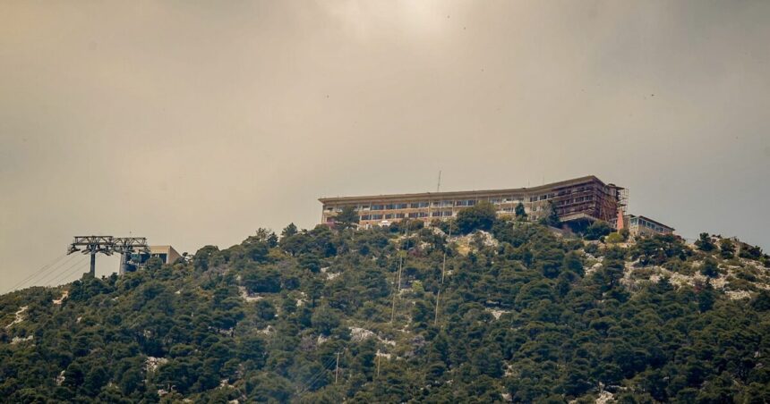 Φωτιά στην Πάρνηθα στο Μαυροβούνι με αεροσκάφη