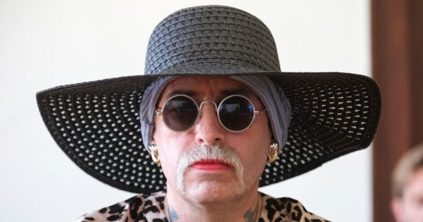 σύλληψη νεοναζί Τσεχία αλλαγή φύλο