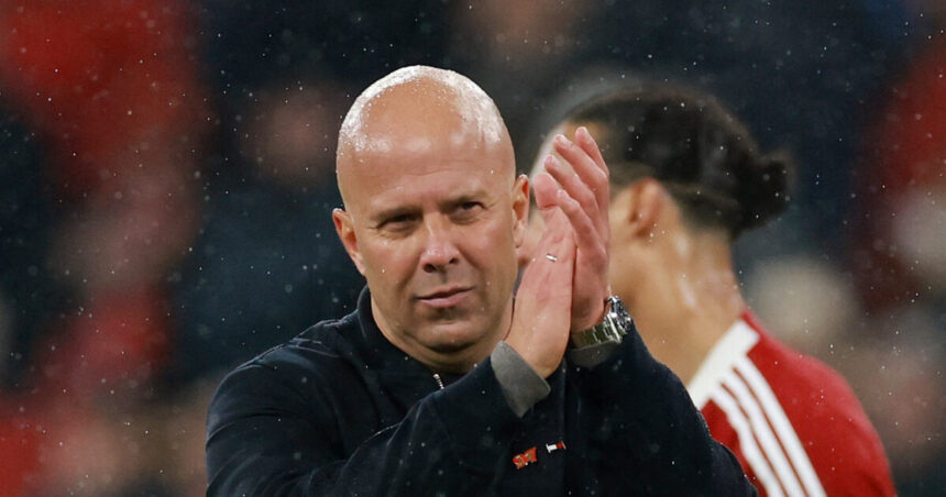 Άρνε Σλοτ στον πάγκο της Λίβερπουλ με το έμβλημα στο φόντο