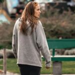 άνδρας περπατάει στο πάρκο για καρδιακή υγεία