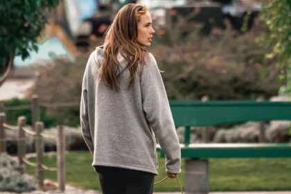 άνδρας περπατάει στο πάρκο για καρδιακή υγεία