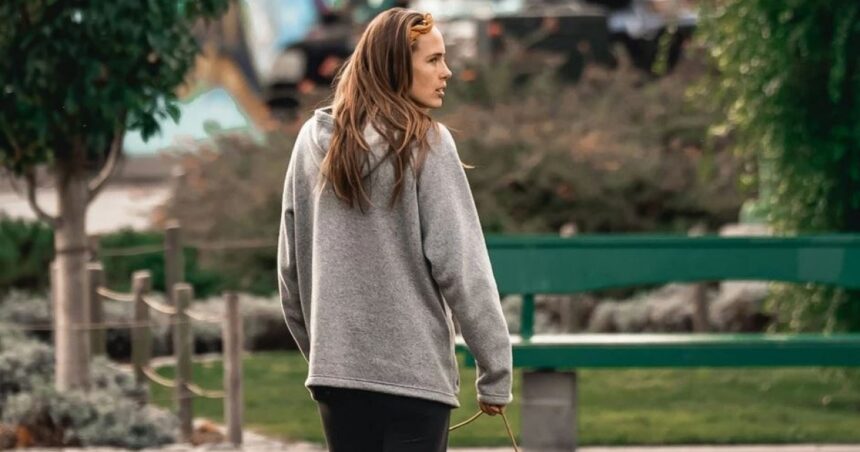 άνδρας περπατάει στο πάρκο για καρδιακή υγεία