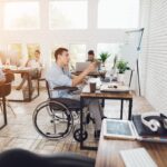 Άτομα με αναπηρία χρησιμοποιούν υπολογιστή ψηφιακή ενδυνάμωση