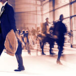 Δύο άνδρες κρέμονται από πίσω μέρος λεωφορείου bus surfing