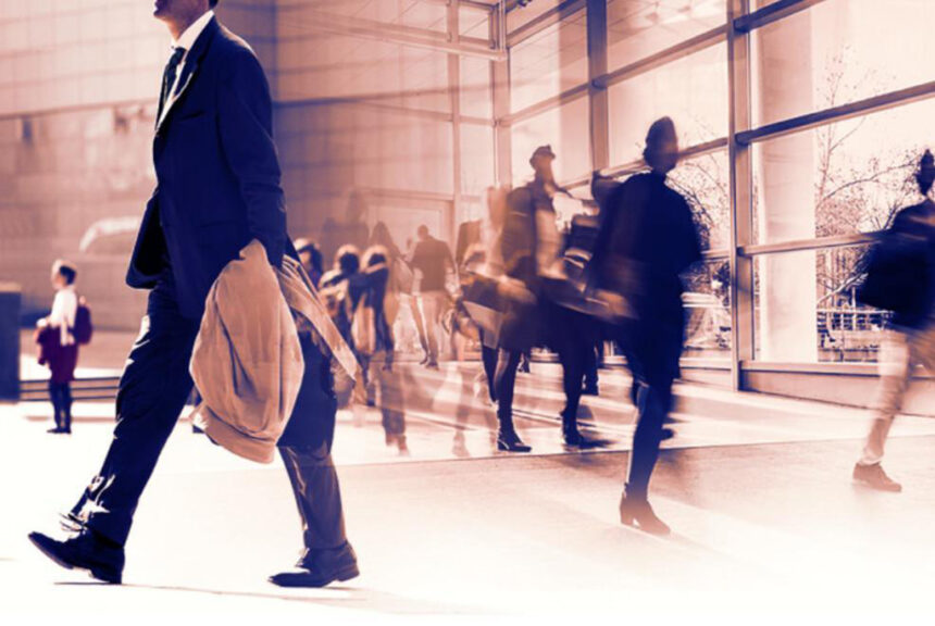 Δύο άνδρες κρέμονται από πίσω μέρος λεωφορείου bus surfing