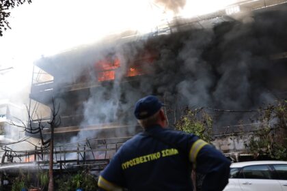 φωτιά στο Ίλιον κατάστημα ανταλλακτικών