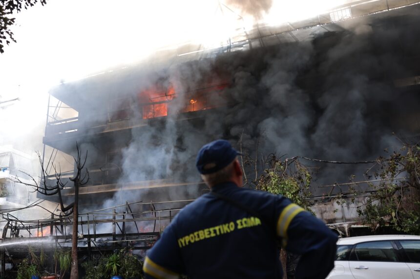 φωτιά στο Ίλιον κατάστημα ανταλλακτικών