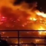 πλωτό χωριό Σαμπάχ φωτιά και κατεστραμμένα σπίτια