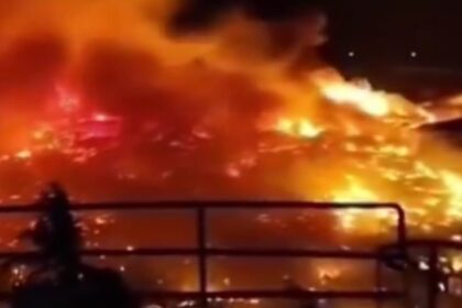 πλωτό χωριό Σαμπάχ φωτιά και κατεστραμμένα σπίτια