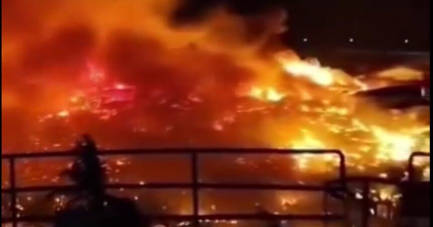 πλωτό χωριό Σαμπάχ φωτιά και κατεστραμμένα σπίτια