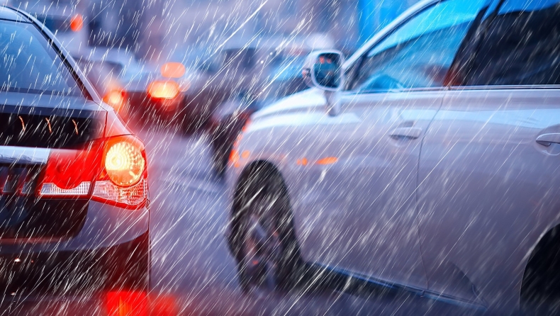 οδήγηση στη βροχή και έλεγχος ελαστικών