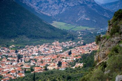 Επιβάτες αναχωρούν με πλοίο πασχαλινή περίοδο λιμάνι