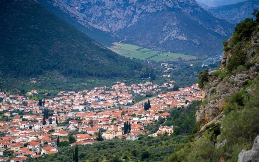 Επιβάτες αναχωρούν με πλοίο πασχαλινή περίοδο λιμάνι