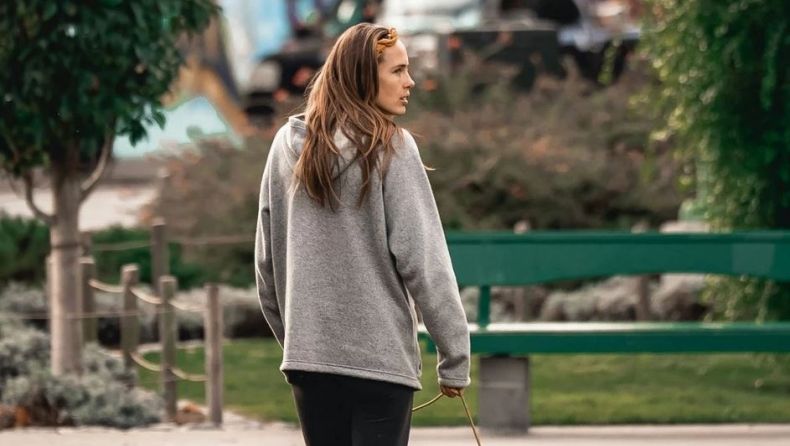 άνδρας περπατάει στο πάρκο για καρδιακή υγεία