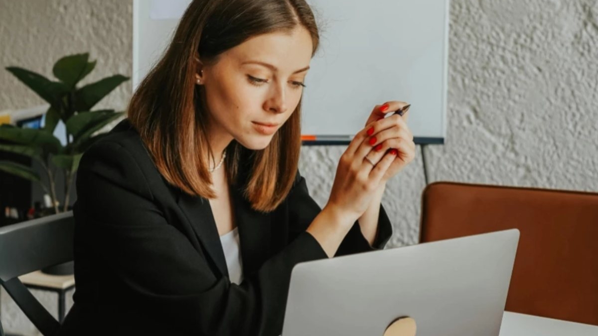 Άτομο που αισθάνεται πίεση από people-pleasing δουλειά γραφείου