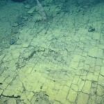 Κίτρινος δρόμος ηφαιστειακού πετρώματος βυθού ωκεανού