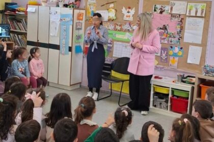 Μαθητές νηπιαγωγείου με παρουσίαση για αδέσποτα ζώα Καλαμαριάς