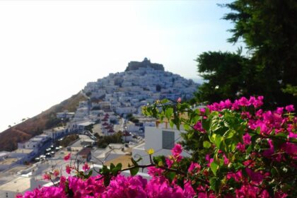 Λευκά σπιτάκια και ενετικό κάστρο νησί Αστυπάλαια