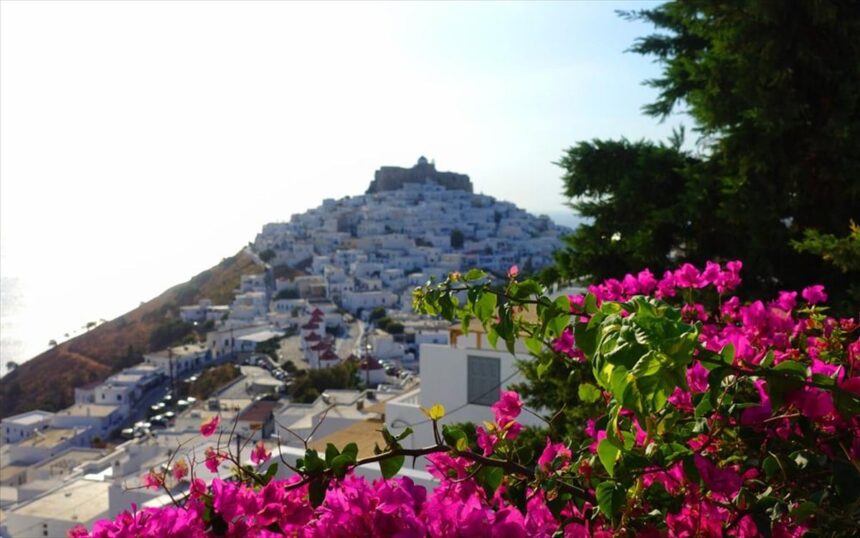 Λευκά σπιτάκια και ενετικό κάστρο νησί Αστυπάλαια