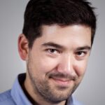 Snik κρατά τη νεογέννητη κόρη του στην αγκαλιά