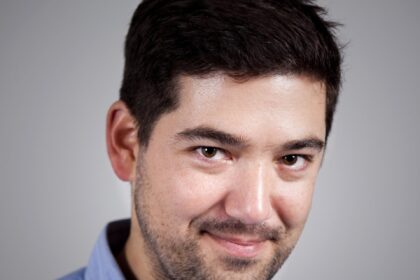 Snik κρατά τη νεογέννητη κόρη του στην αγκαλιά