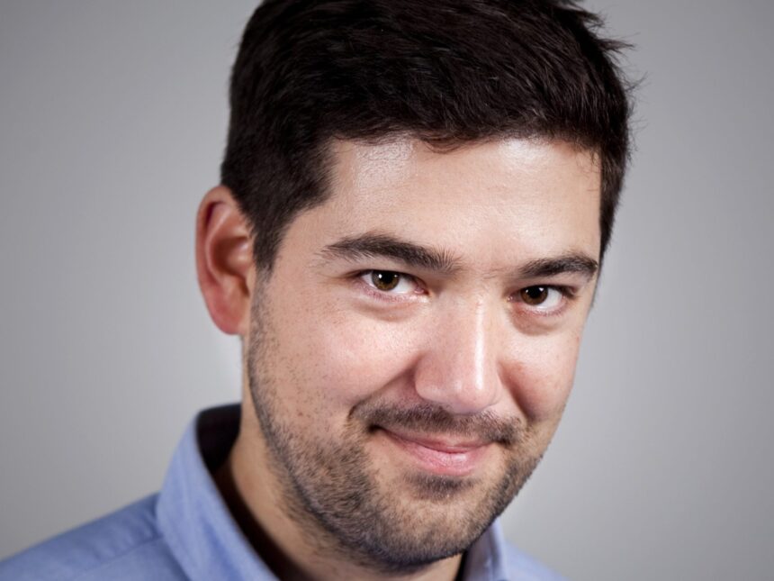 Snik κρατά τη νεογέννητη κόρη του στην αγκαλιά