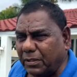 Φορτηγάκι τεχνίτη στάθμευση αυλή πρόστιμο