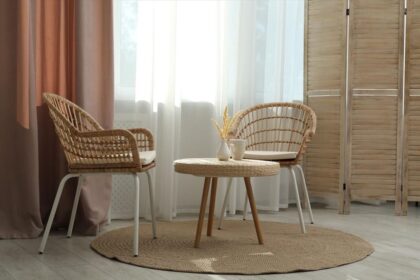 Γαλάζιο ριχτάρι και μαξιλάρια που μειώνουν το στρες