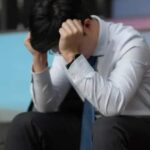 Άνθρωπος θεωρεί αν πρέπει να αλλάξει δουλειά
