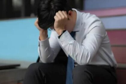 Άνθρωπος θεωρεί αν πρέπει να αλλάξει δουλειά