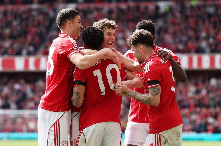 Μόργκαν Γκιμπς-Γουάιτ με τη φανέλα της Νότιγχαμ Φόρεστ