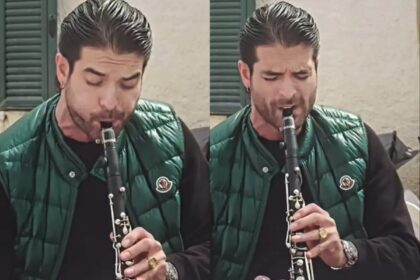 Άρης Μουγκοπέτρος παίζει κλαρίνο κατά το Πάσχα